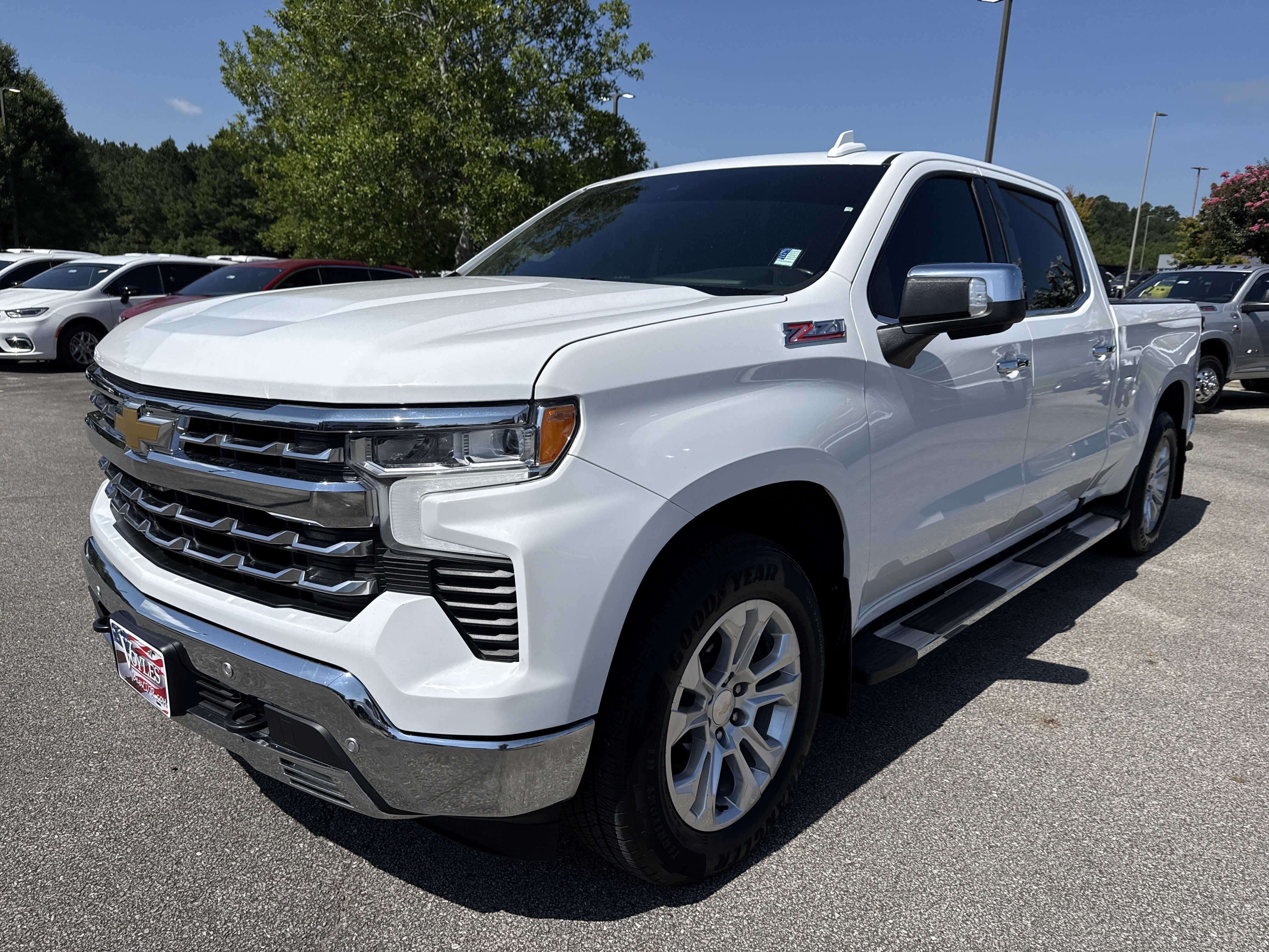 Used 2024 Chevrolet Silverado 1500 LTZ AWD/4WD image 3
