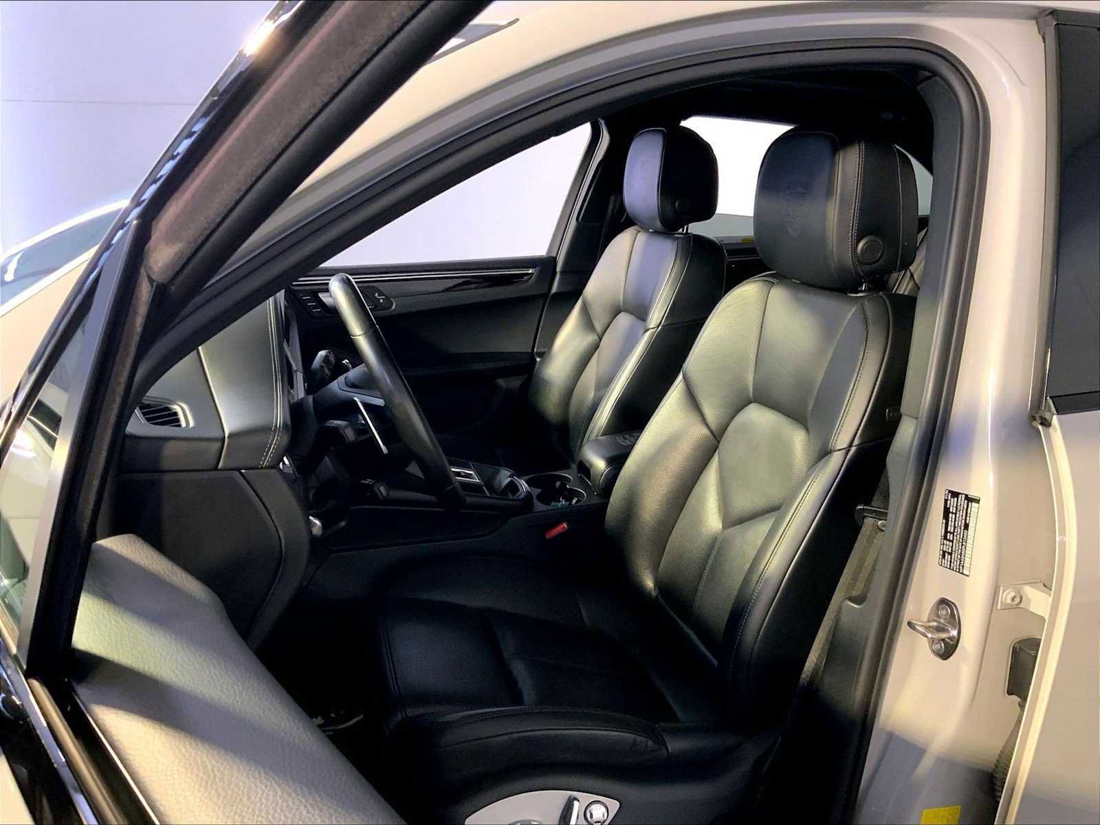 Certified 2023 Porsche Macan Turbo image 5