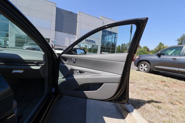 Used 2024 Hyundai Elantra SE image 46
