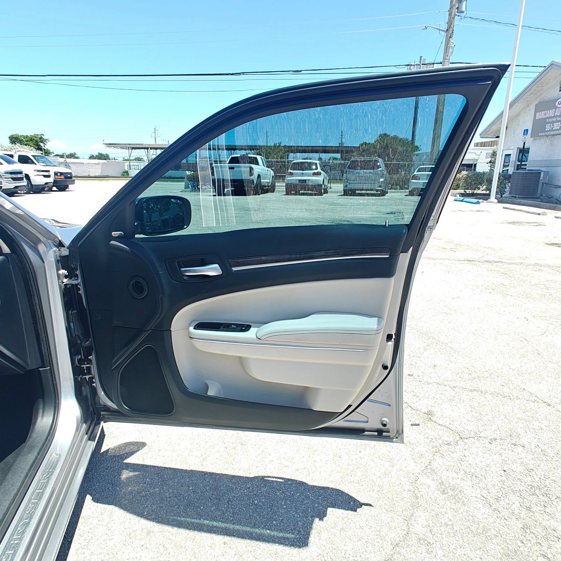 Used 2018 Chrysler 300 Limited RWD image 13