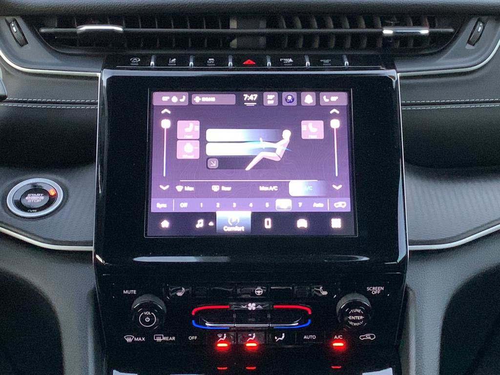 Used 2024 Jeep Grand Cherokee Altitude image 21