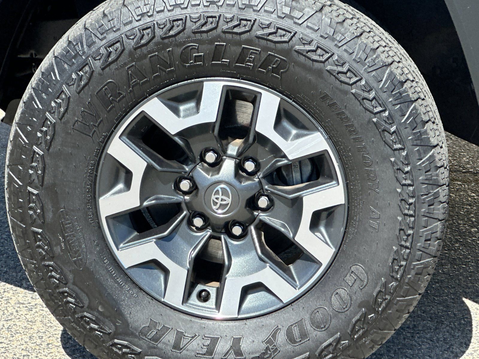 Used 2022 Toyota Tacoma TRD Off-Road w/ Technology Package image 32