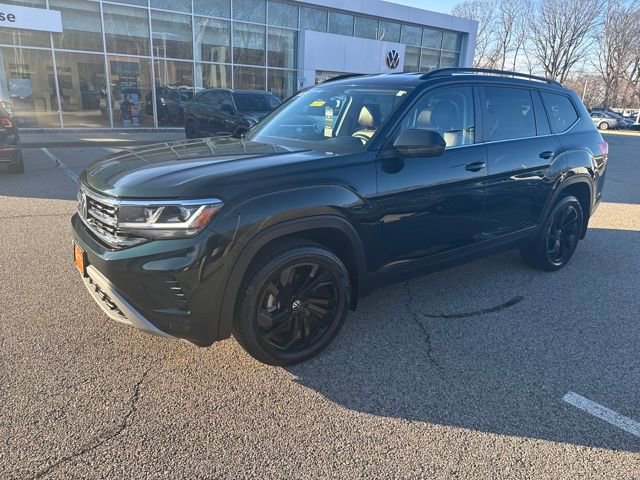 Certified 2022 Volkswagen Atlas SE w/ Black Wheel Package image 3