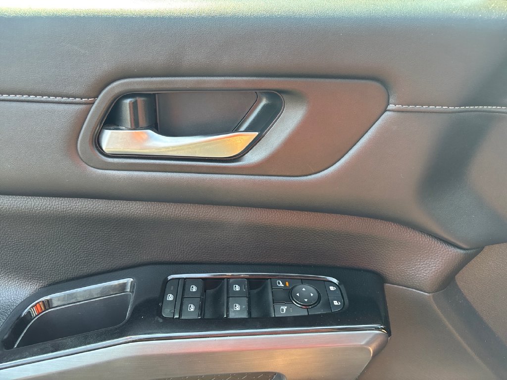Used 2023 Nissan Pathfinder SL AWD/4WD image 17