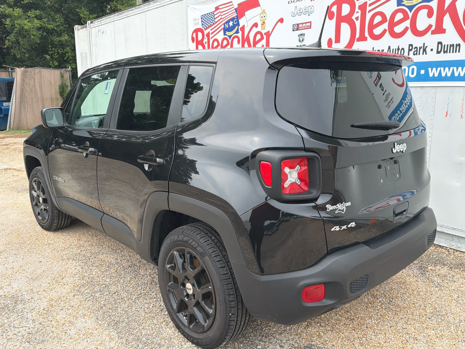 Used 2023 Jeep Renegade Latitude AWD/4WD image 7