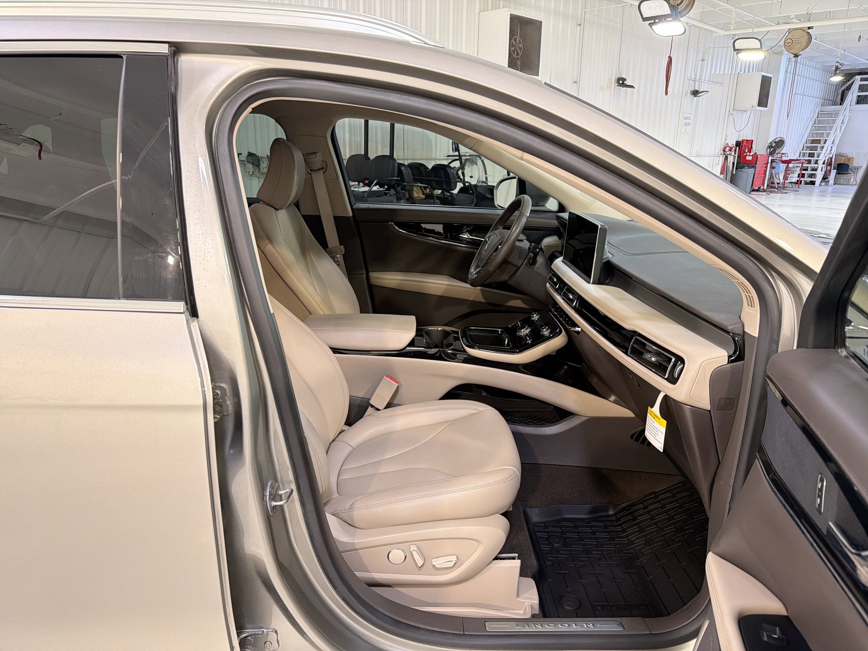 Used 2023 Lincoln Nautilus FWD w/ Premium Package image 28