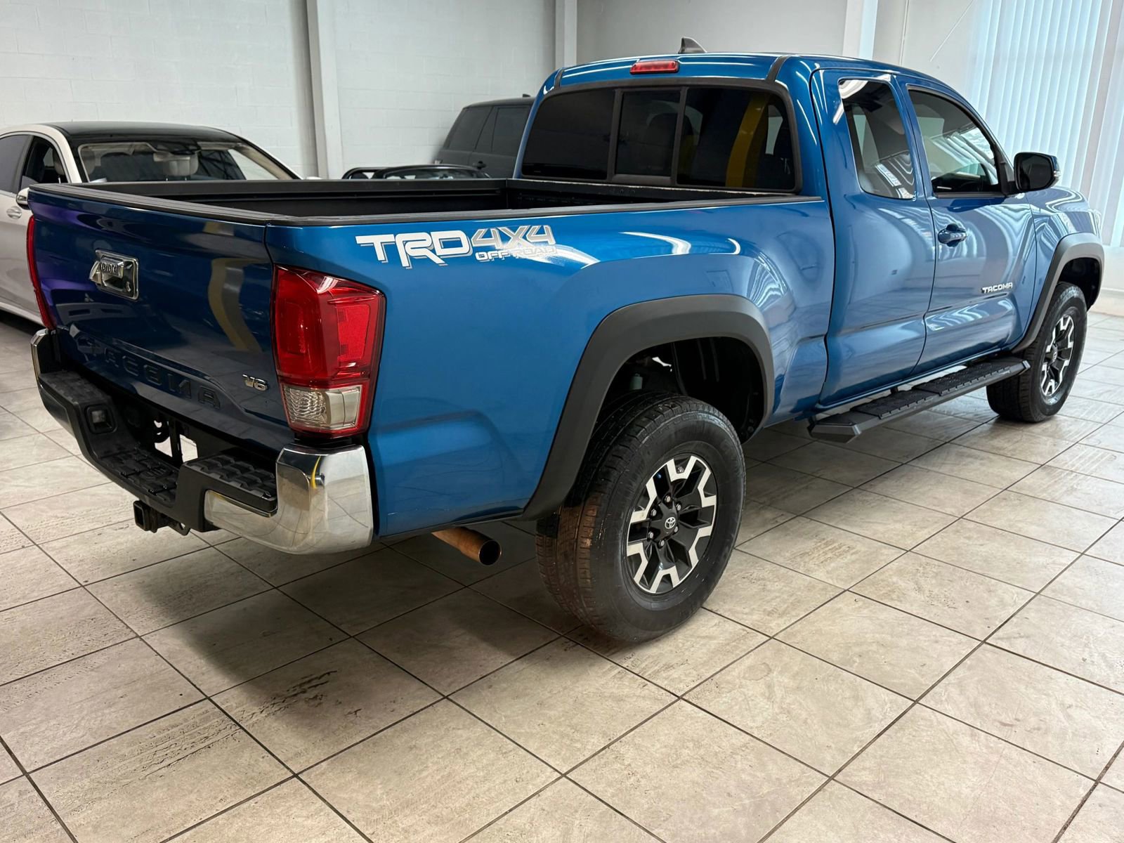 Used 2016 Toyota Tacoma TRD Off-Road w/ Towing Package image 9