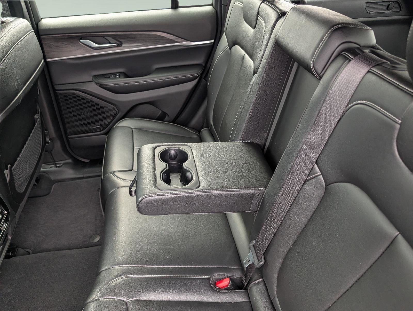Used 2024 Jeep Grand Cherokee Limited w/ Black Appearance Package image 21