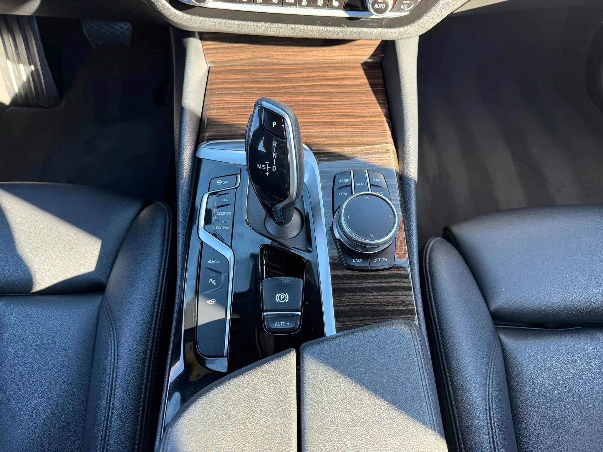 Used 2019 BMW 530e w/ Premium Package image 14