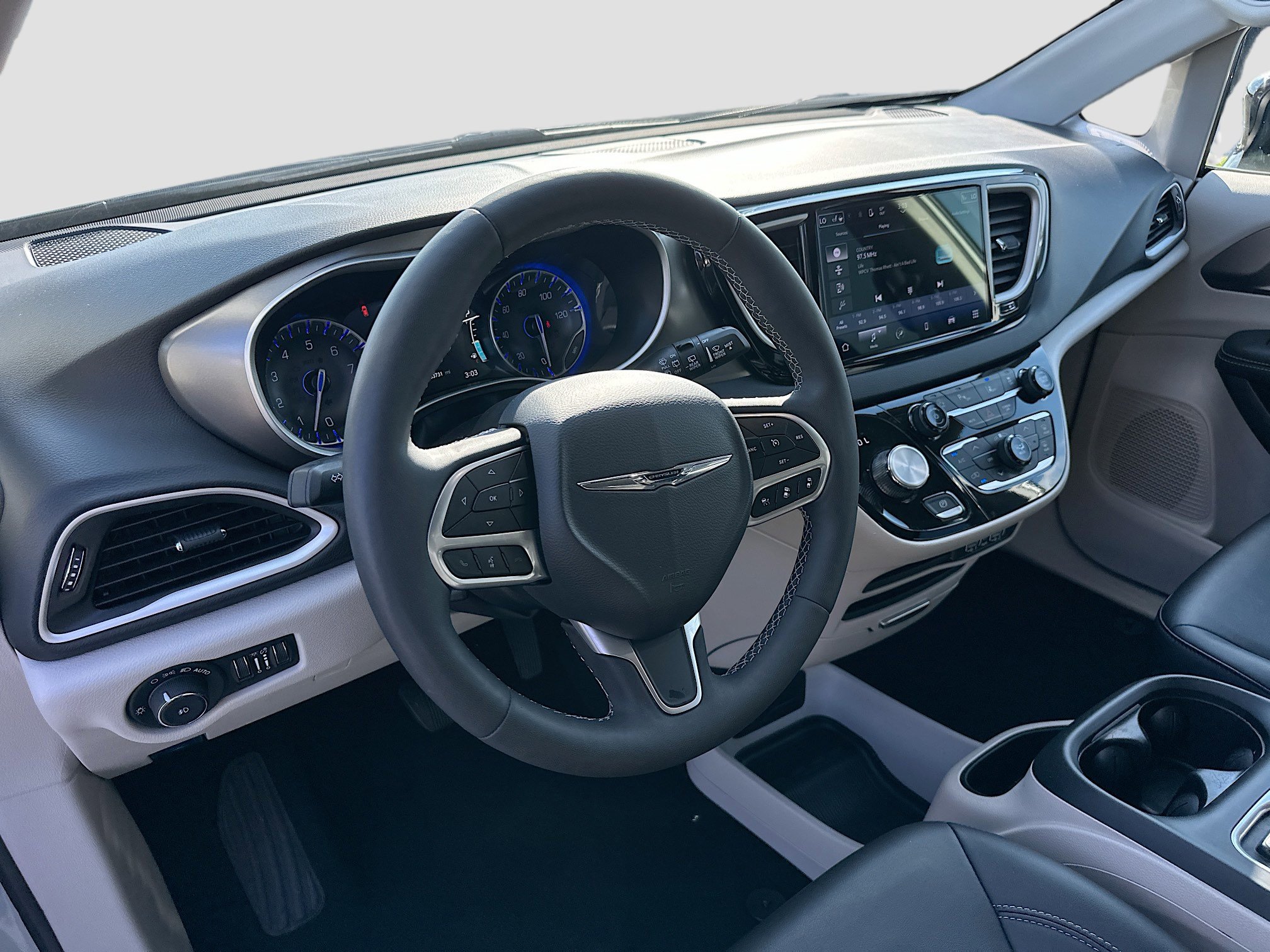 Used 2024 Chrysler Pacifica Touring-L image 9