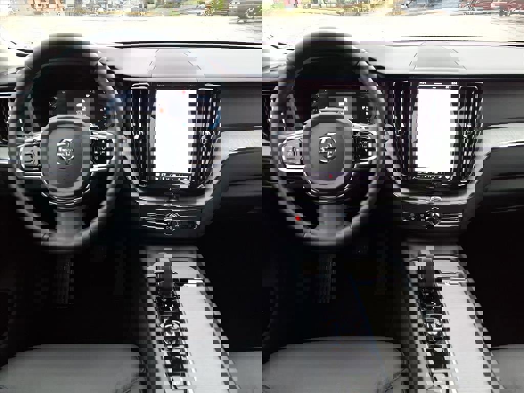 Certified 2025 Volvo XC60 B5 Plus image 13