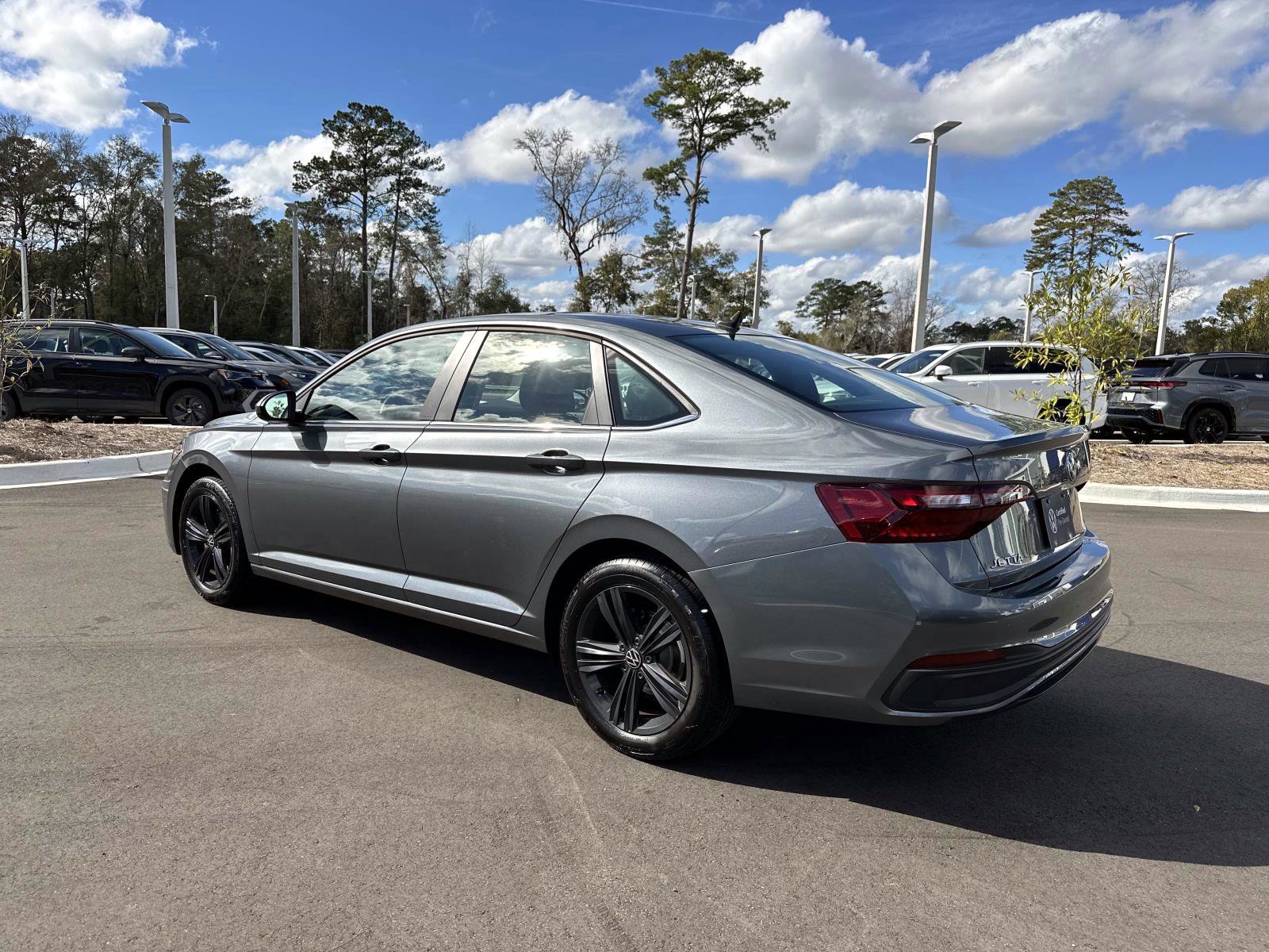 Used 2023 Volkswagen Jetta SE w/ Panoramic Sunroof Package image 3