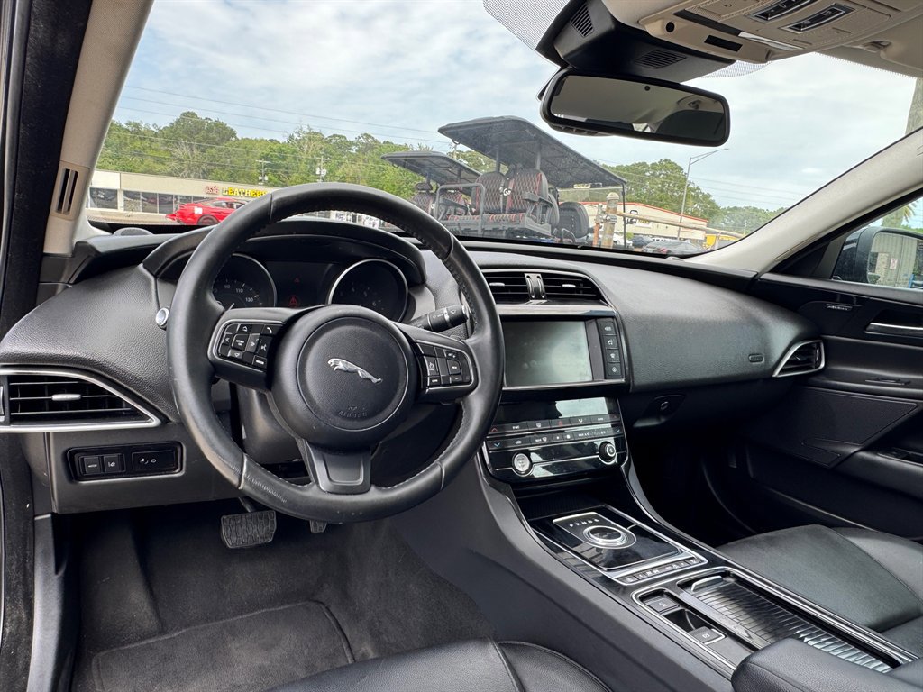Used 2018 Jaguar XE Premium image 10