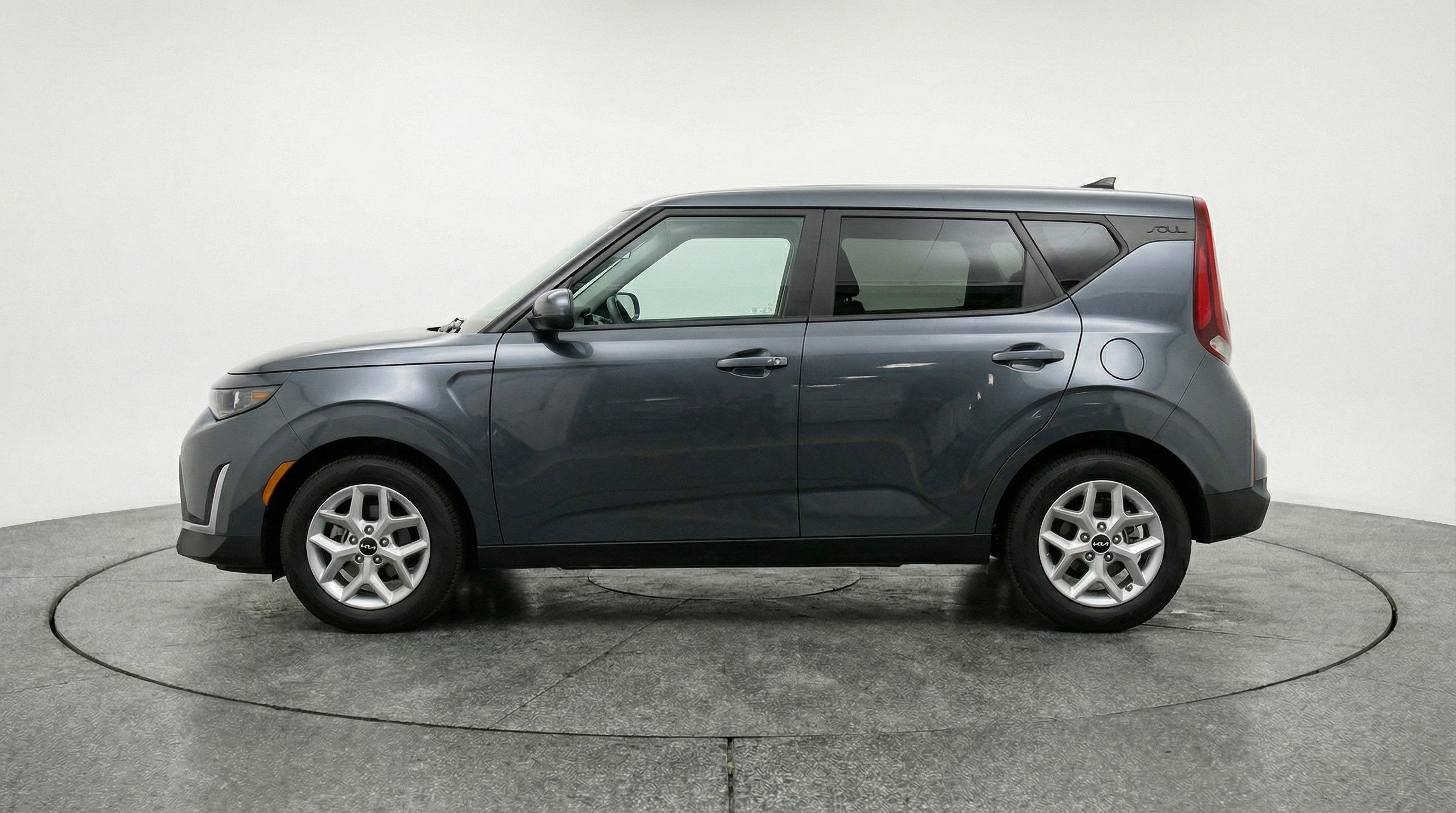 Used 2025 Kia Soul LX w/ LX Technology Package FWD image 5