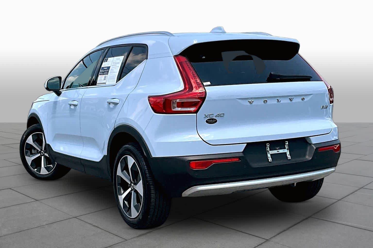 Used 2024 Volvo XC40 B5 Plus AWD/4WD image 12