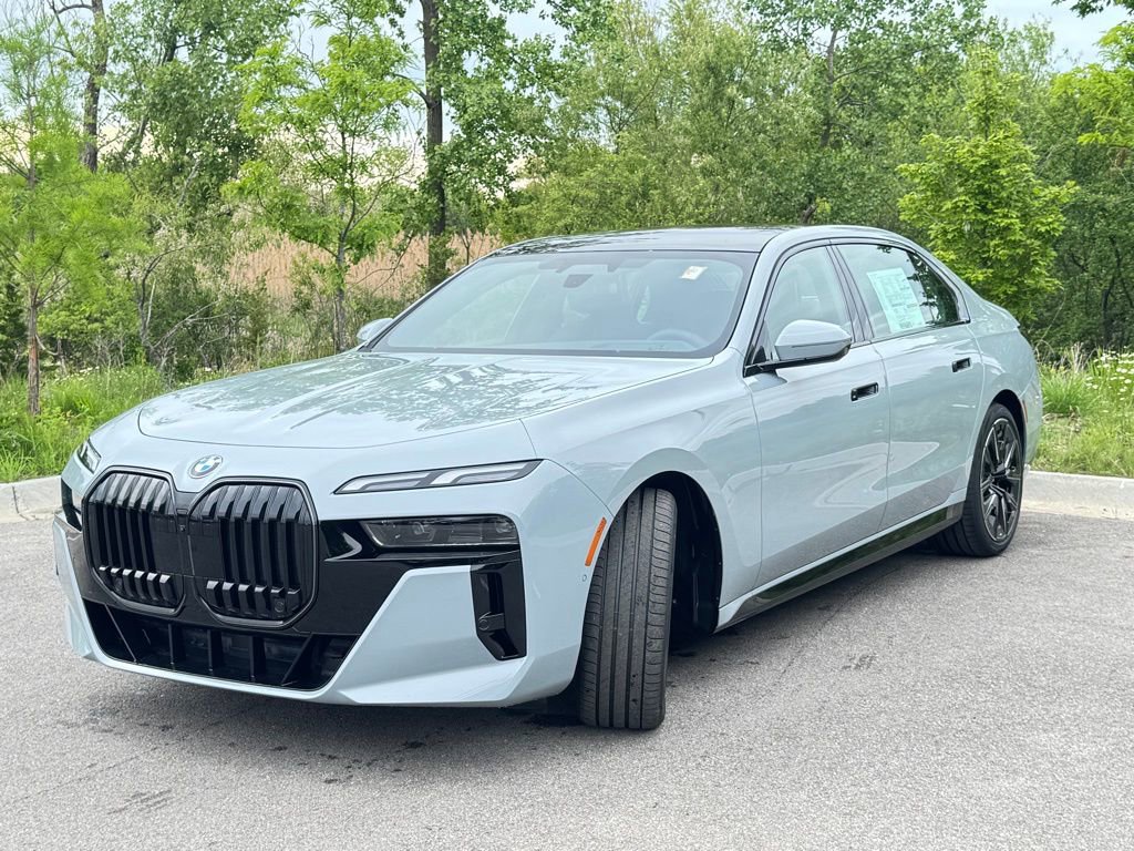 Used 2025 BMW 760i xDrive image 3