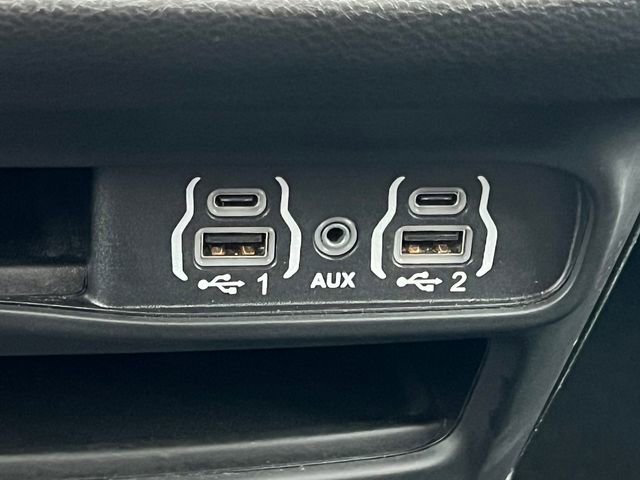 Used 2025 Chrysler Pacifica Select image 28