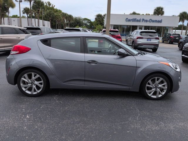 Used 2017 Hyundai Veloster FWD image 3