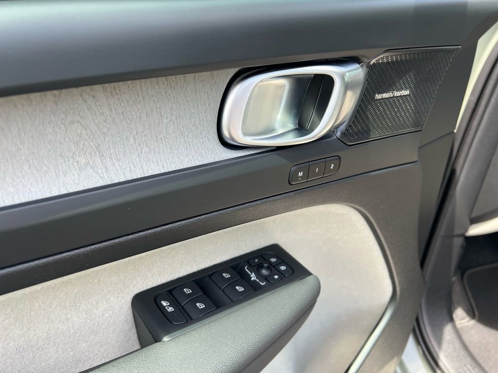 Certified 2025 Volvo XC40 B5 Ultra AWD/4WD image 10