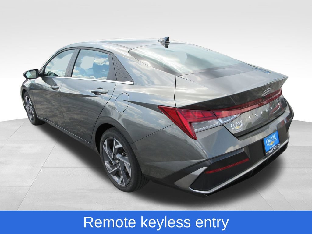 Used 2025 Hyundai Elantra SEL FWD image 3