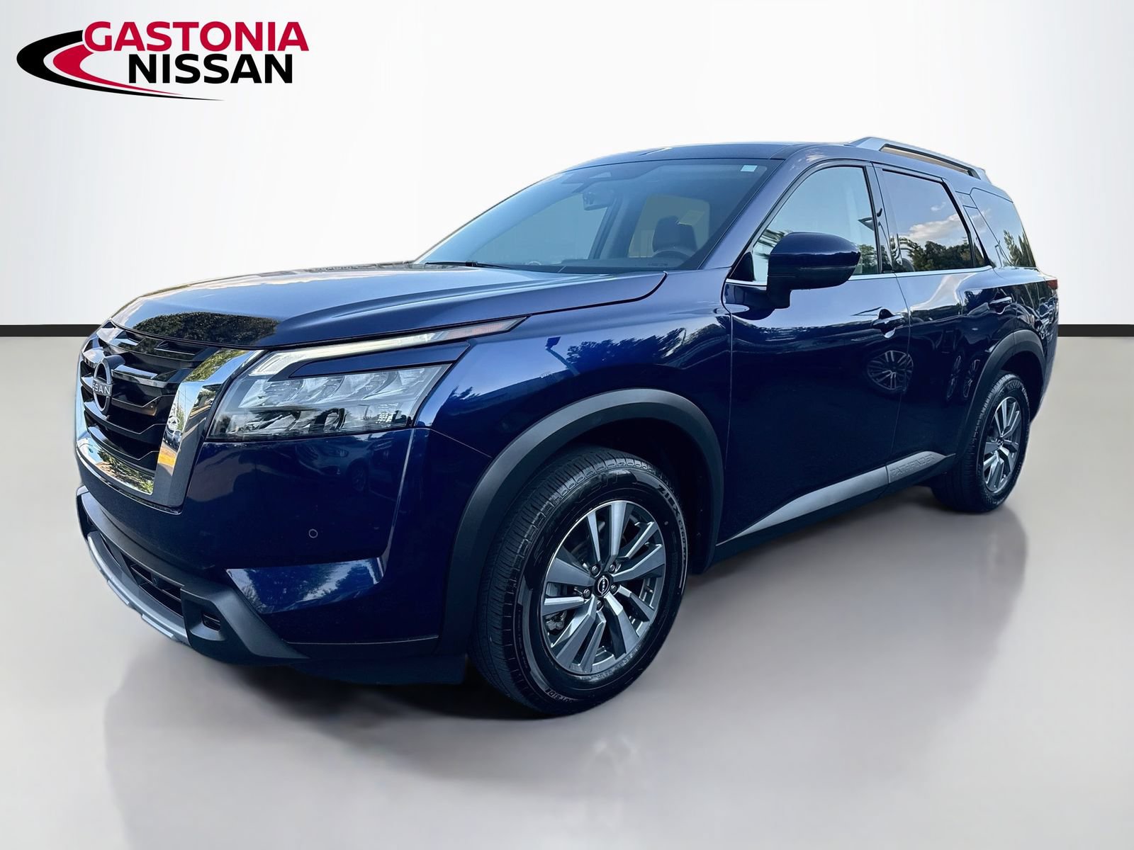 Used 2025 Nissan Pathfinder SL FWD video 3