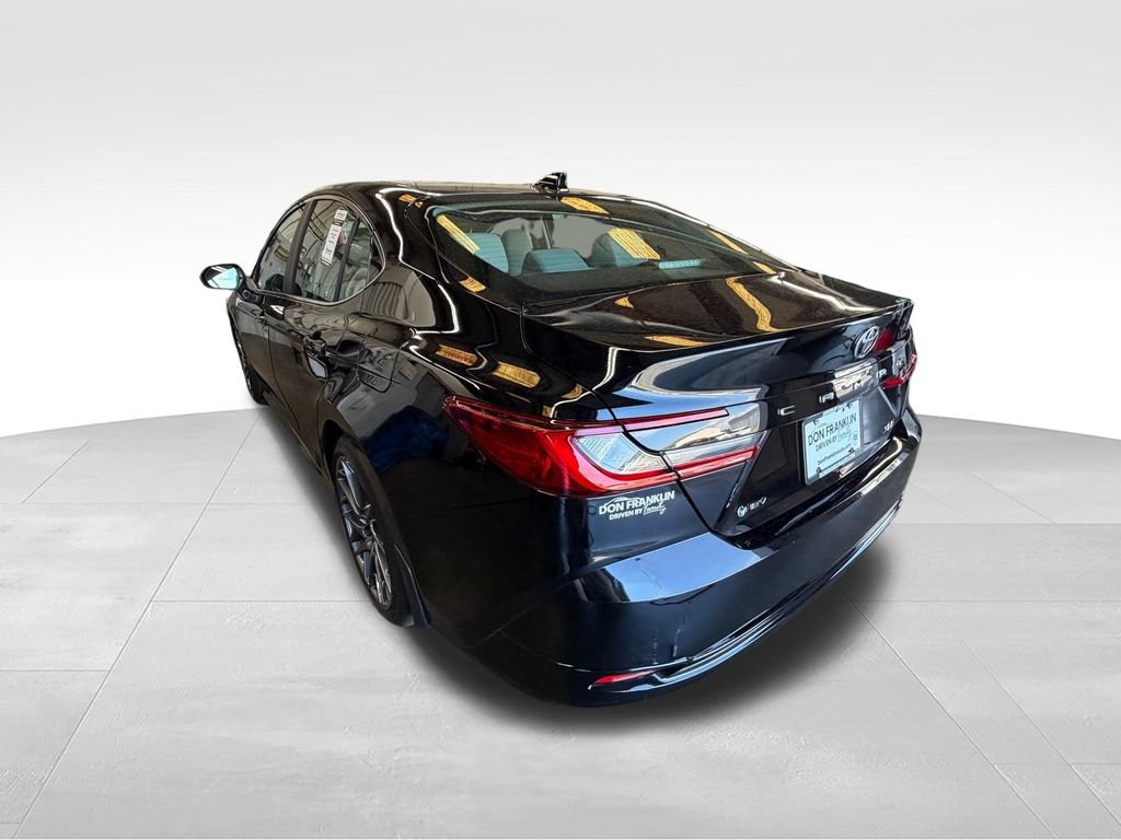 Used 2025 Toyota Camry XLE FWD image 4