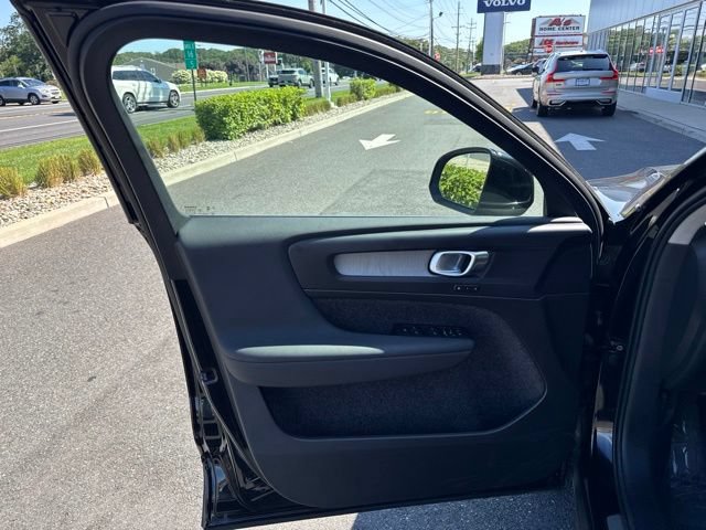 Certified 2025 Volvo XC40 B5 Core AWD/4WD image 19
