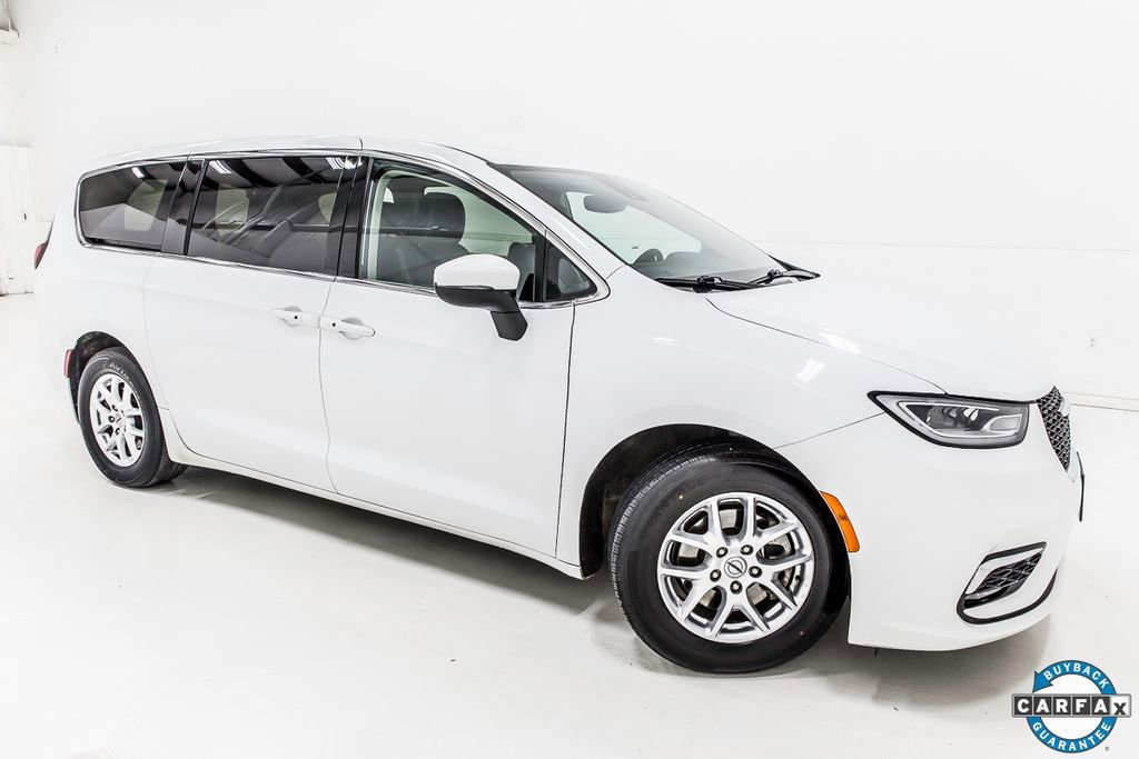 Used 2023 Chrysler Pacifica Touring-L image 8