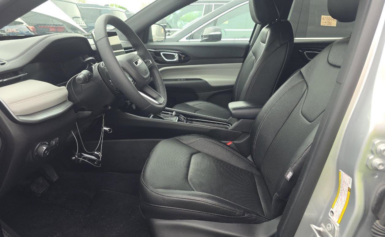 Used 2025 Jeep Compass Limited w/ Elite Group AWD/4WD image 5