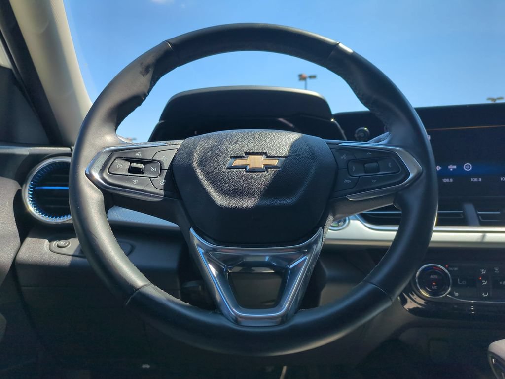 Used 2025 Chevrolet Trax LT w/ LT Convenience Package FWD image 22