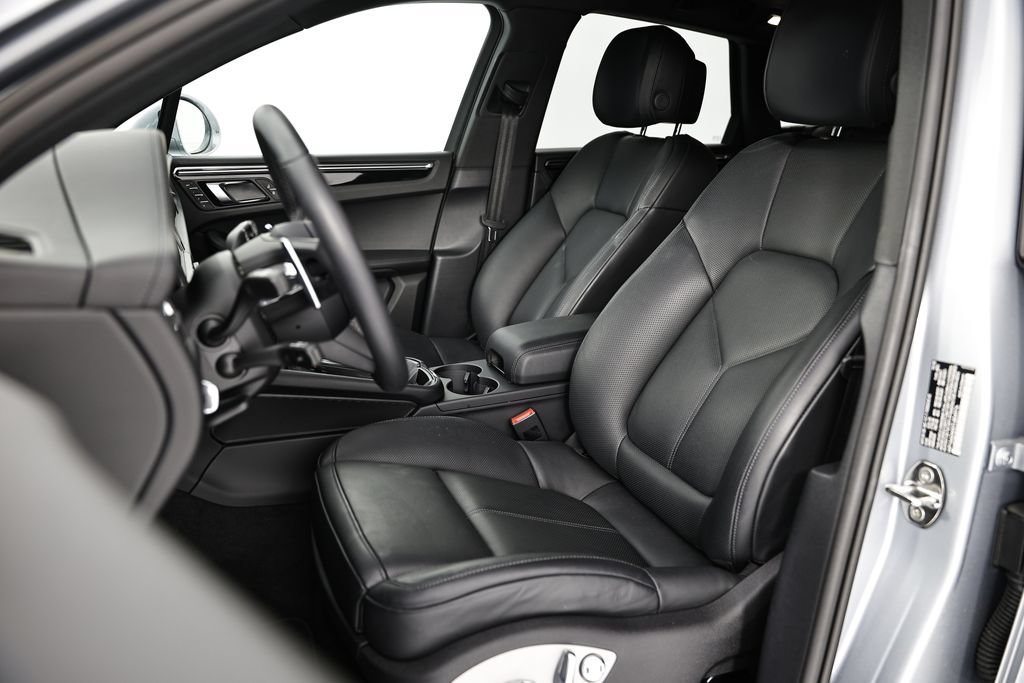Certified 2026 Porsche Macan AWD/4WD image 5