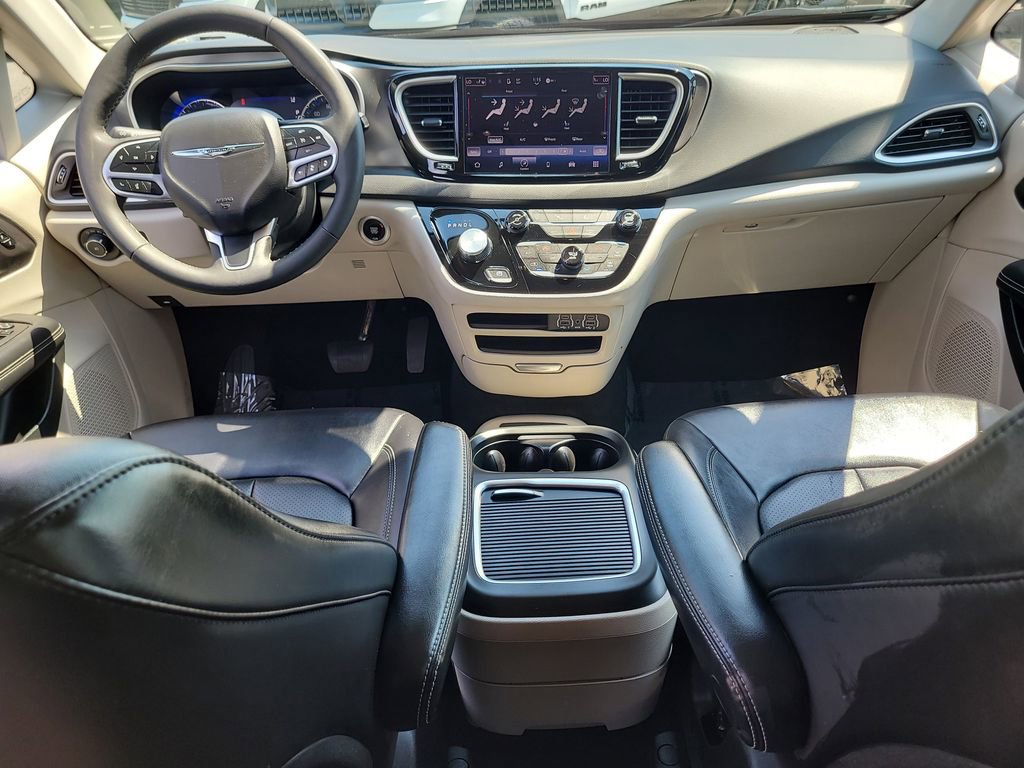 Used 2024 Chrysler Pacifica Touring-L image 13