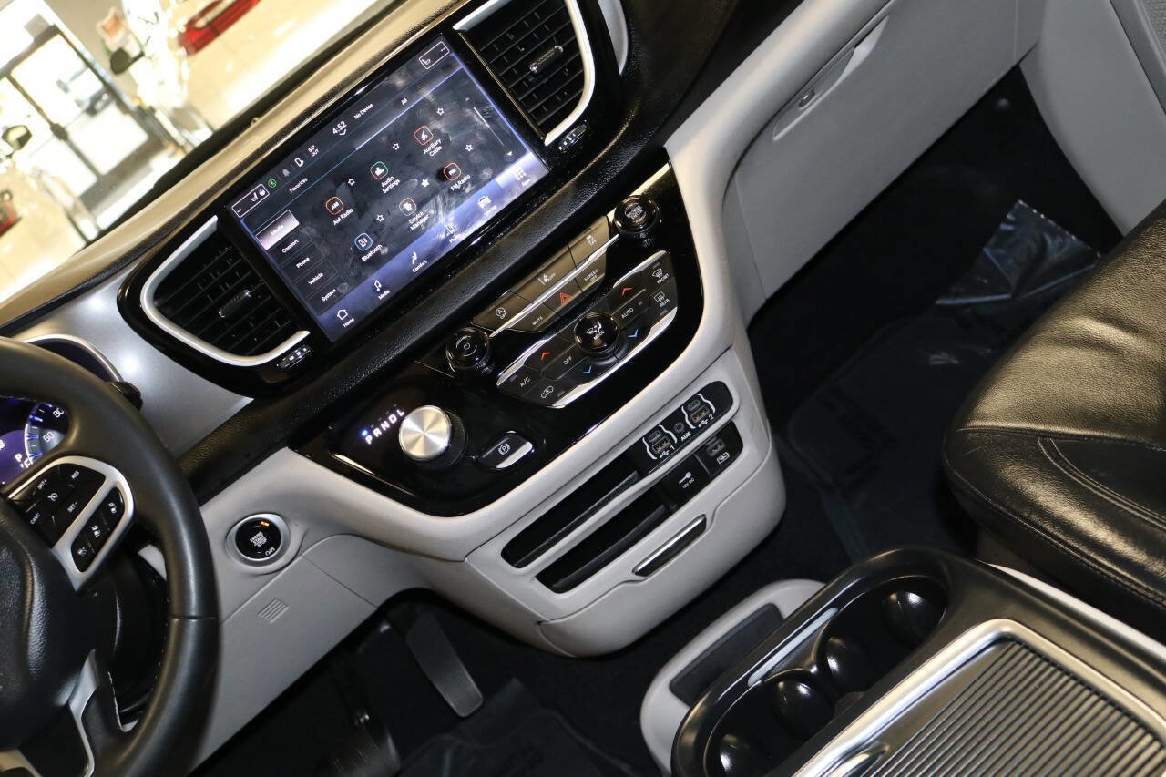 Used 2023 Chrysler Pacifica Touring-L image 27