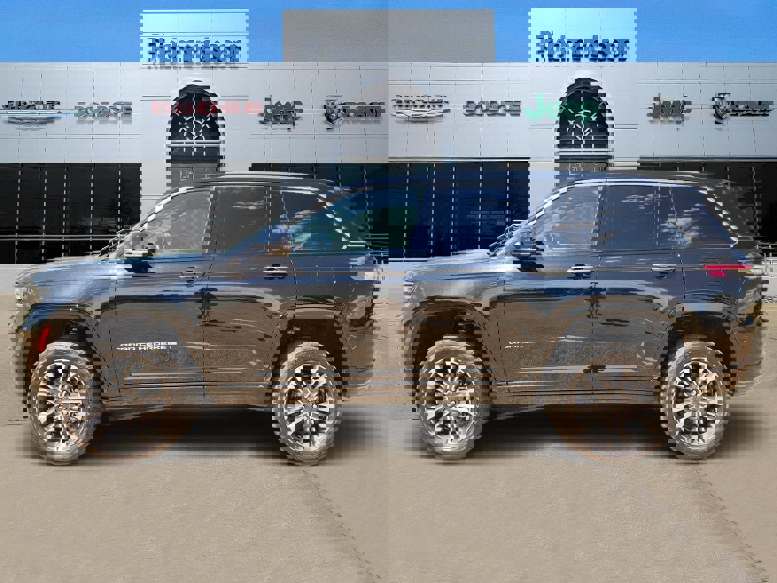 Used 2022 Jeep Grand Cherokee Overland image 3