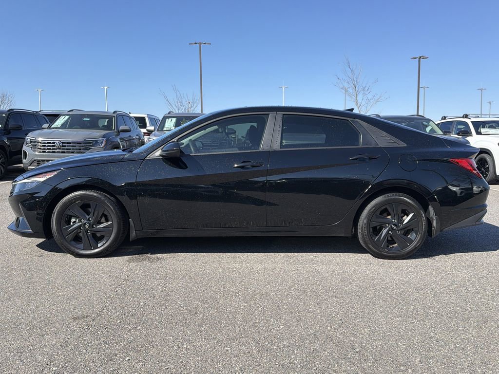 Used 2023 Hyundai Elantra SEL image 2