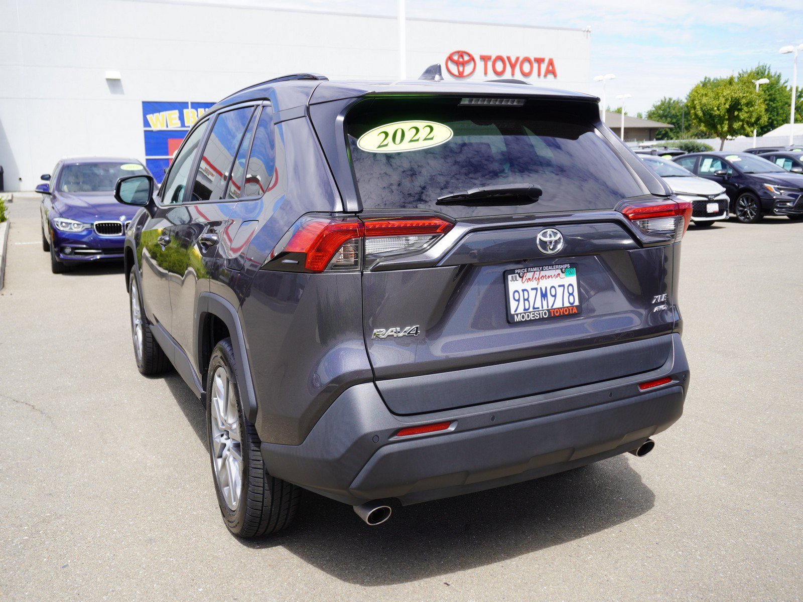 Used 2022 Toyota RAV4 XLE Premium AWD/4WD image 8