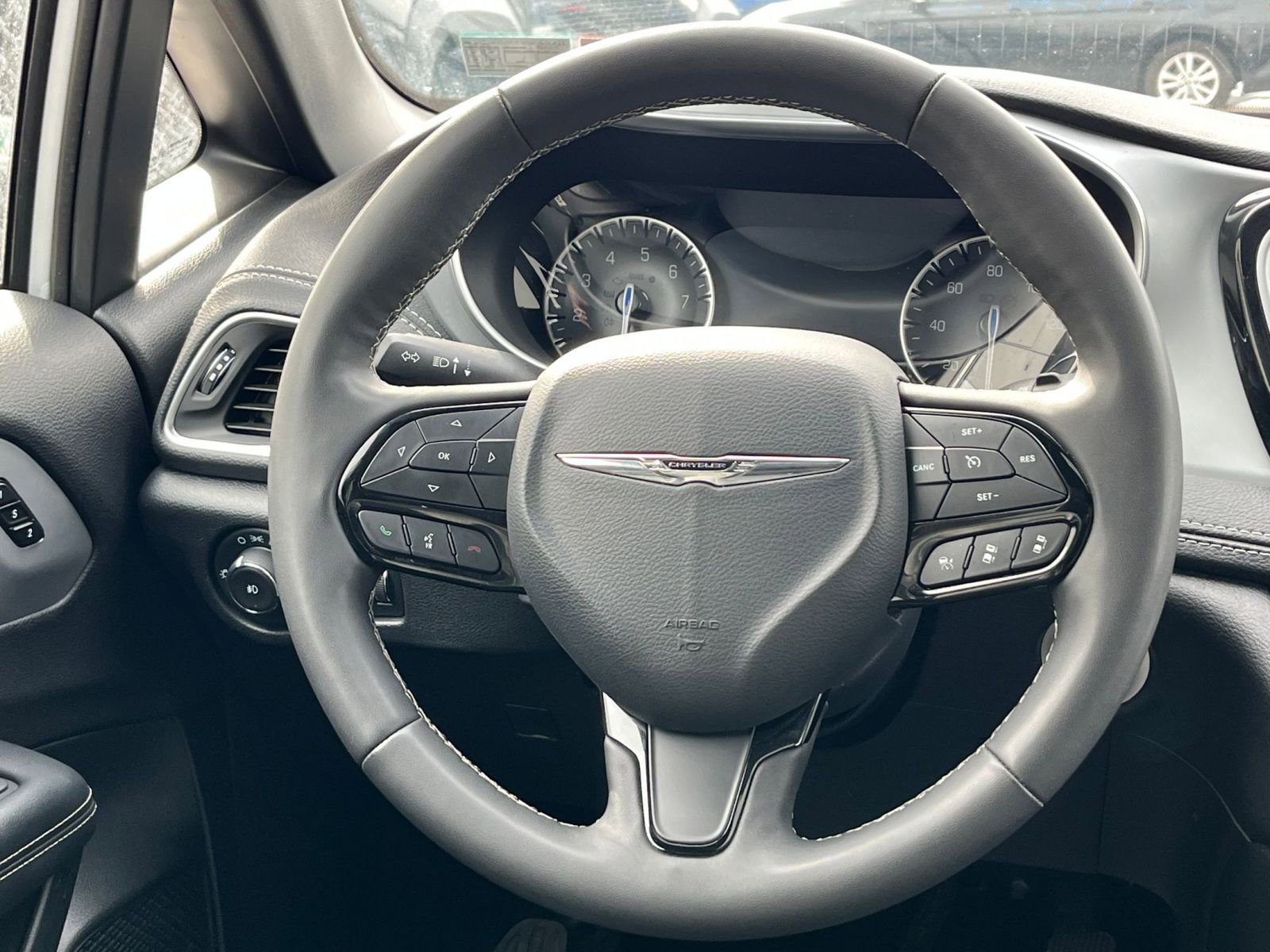 Used 2025 Chrysler Pacifica Limited image 29