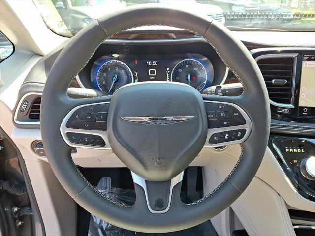 Certified 2023 Chrysler Pacifica Limited FWD image 21