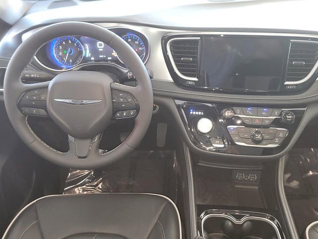Used 2025 Chrysler Pacifica Limited image 12