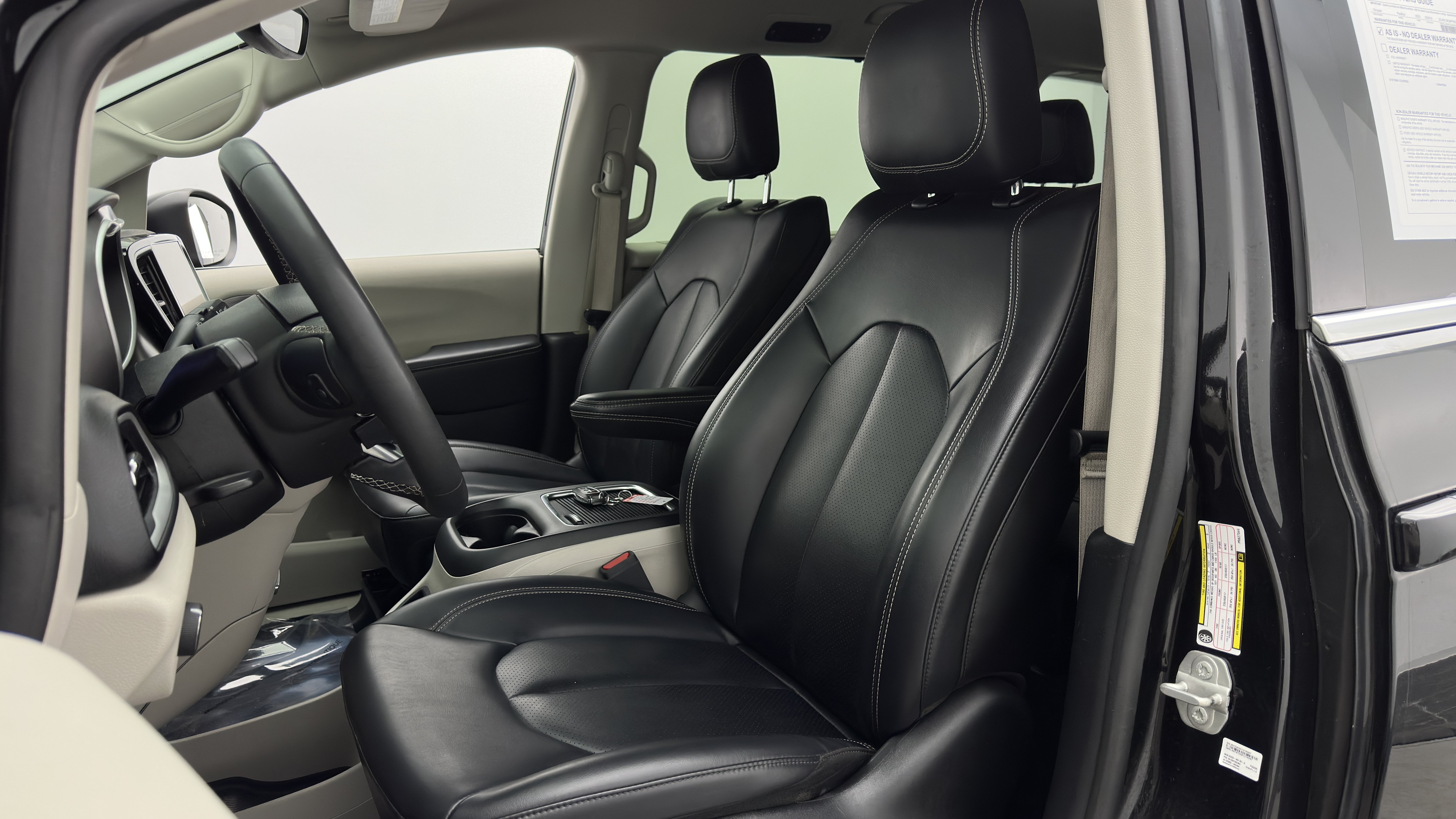 Used 2023 Chrysler Pacifica Touring-L FWD image 16