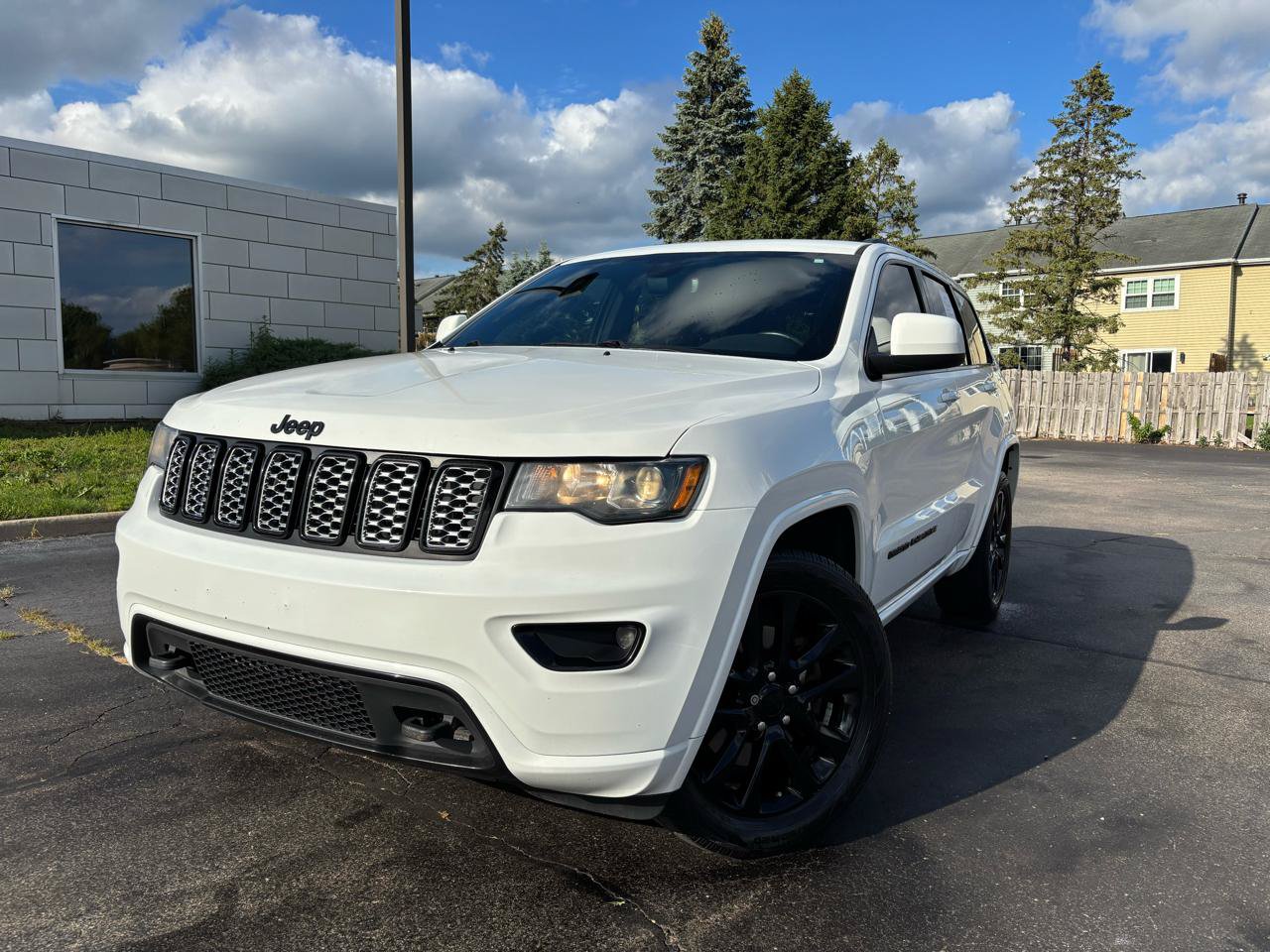 Used 2021 Jeep Grand Cherokee Altitude AWD/4WD image 2