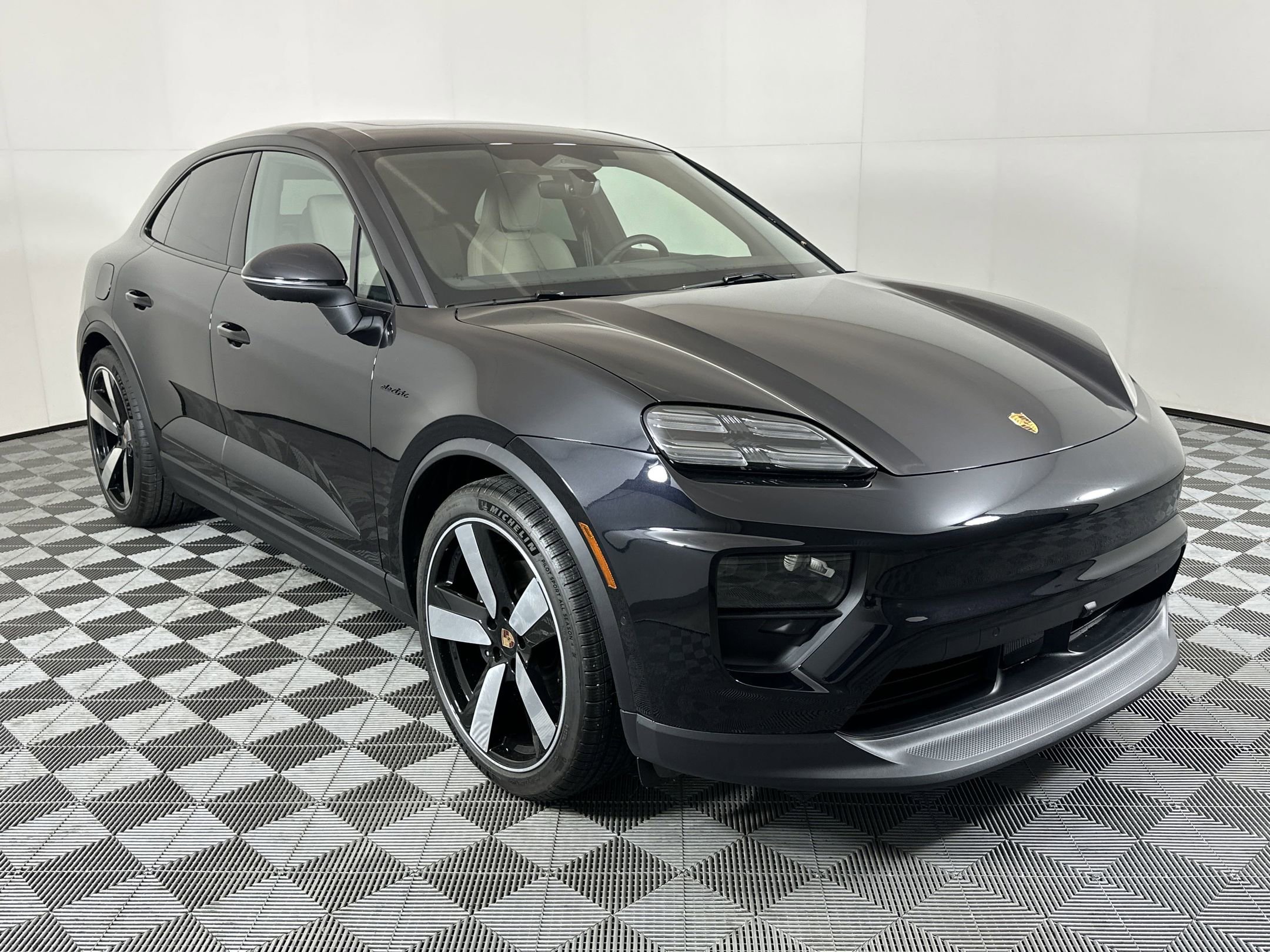 Certified 2025 Porsche Macan 4 Electric image 8