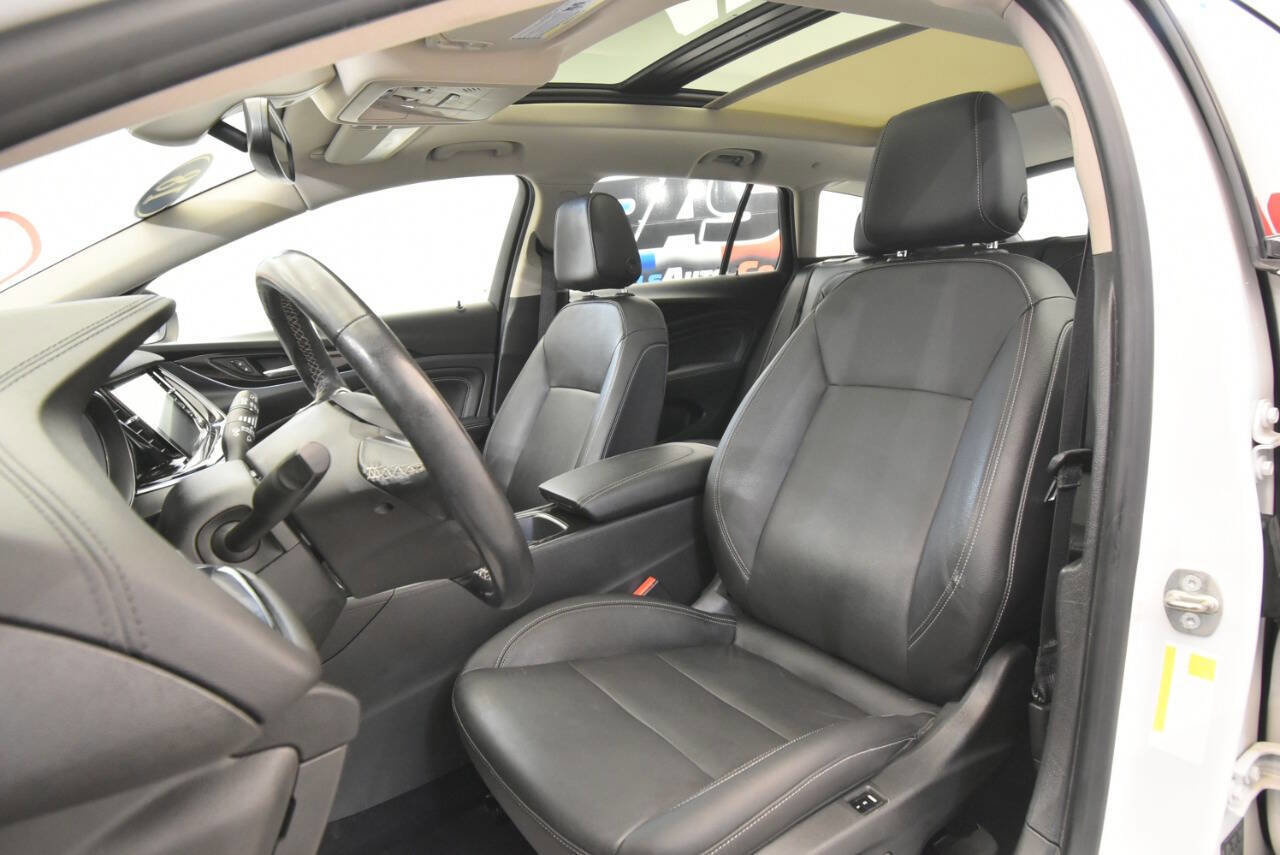 Used 2018 Buick Regal Essence w/ Driver Confidence Package #1 AWD/4WD image 14
