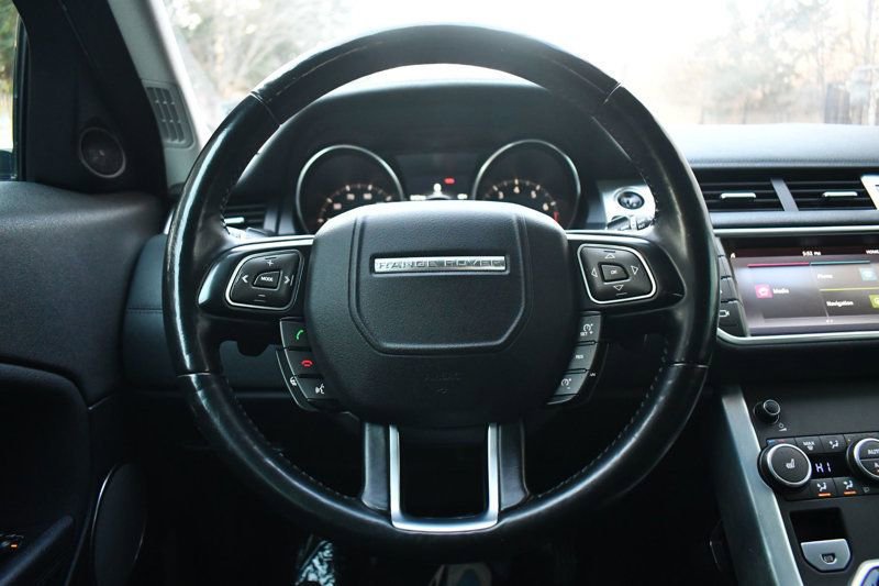 Used 2017 Land Rover Range Rover Evoque SE image 19