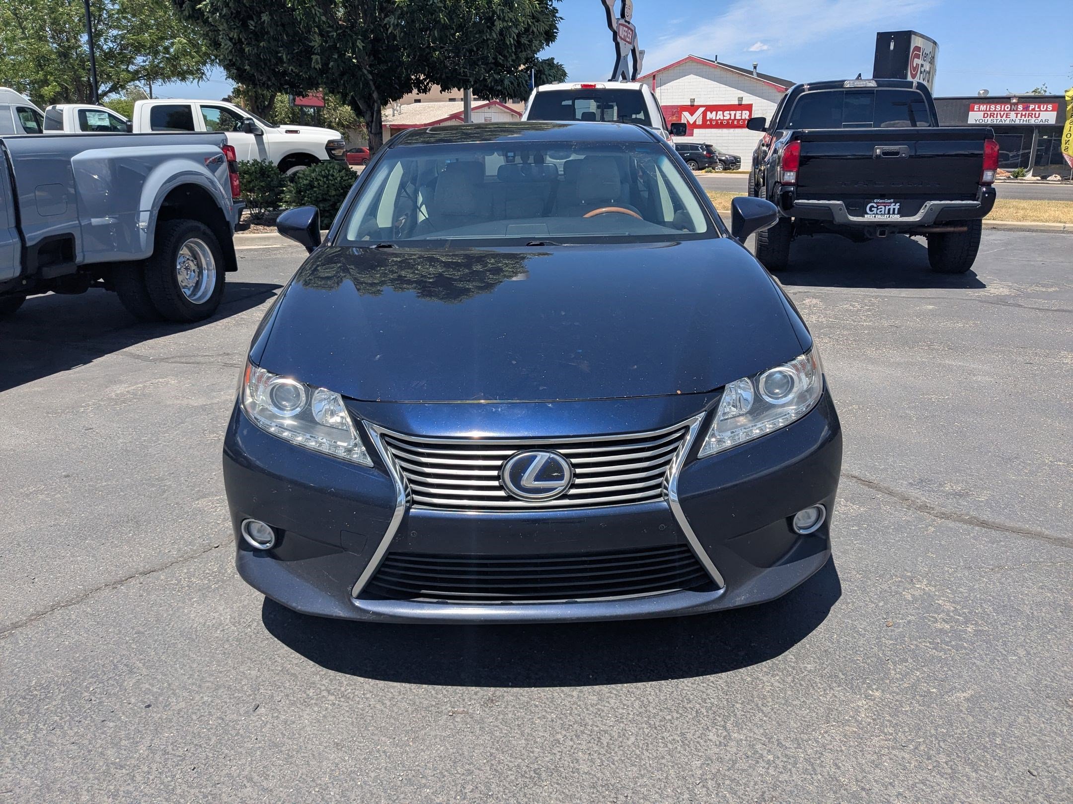 Used 2015 Lexus ES 300h w/ Navigation System Package FWD image 11