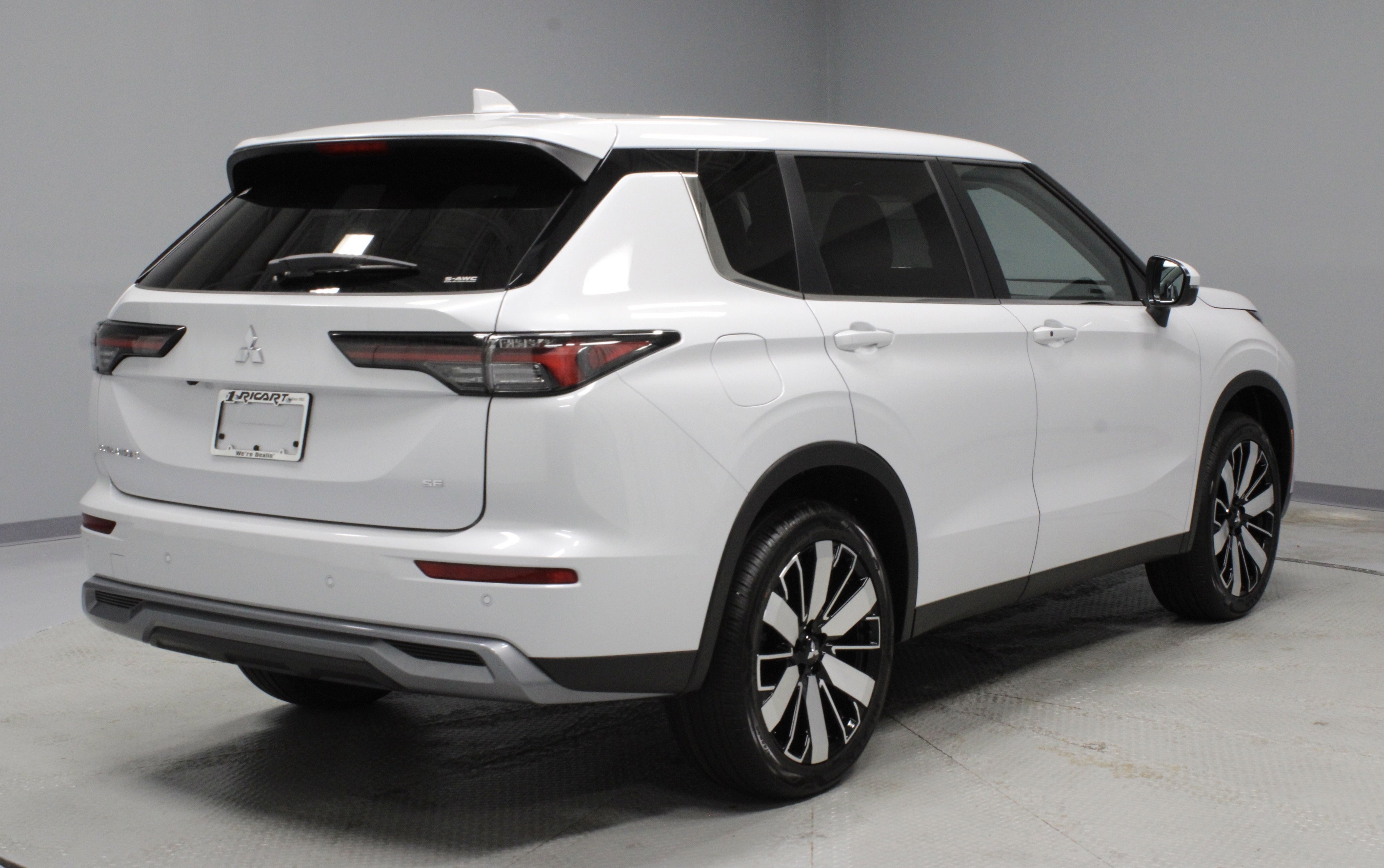 New 2025 Mitsubishi Outlander SE image 8