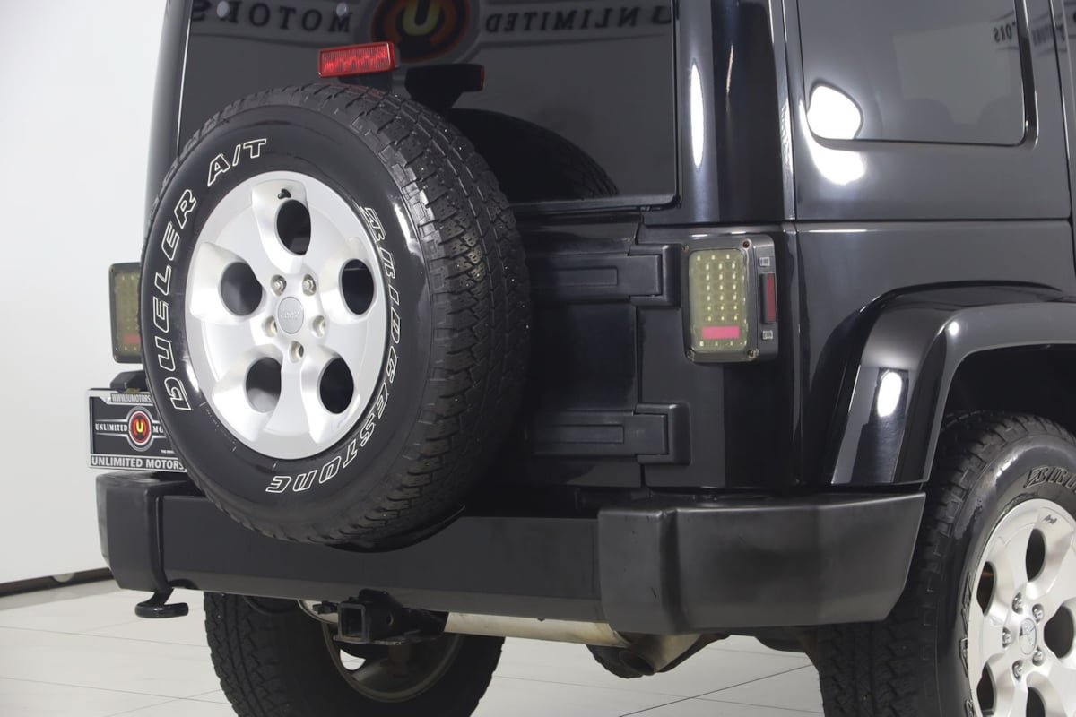 Used 2015 Jeep Wrangler Unlimited Sahara w/ Connectivity Group AWD/4WD image 36