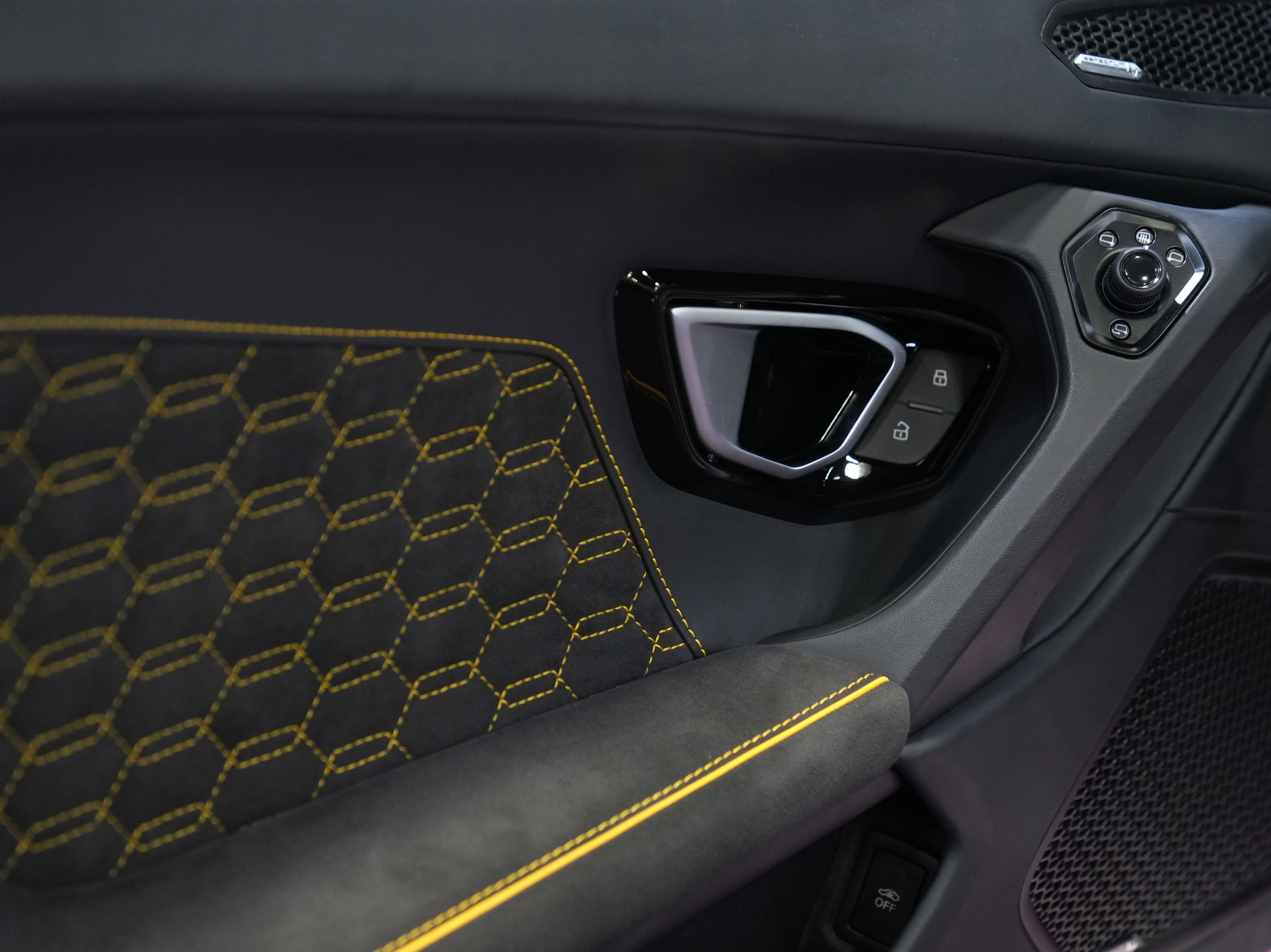 Used 2024 Lamborghini Huracan EVO image 34