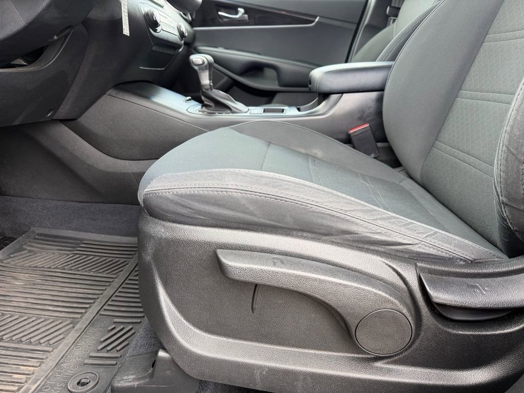 Used 2020 Kia Sorento LX image 11