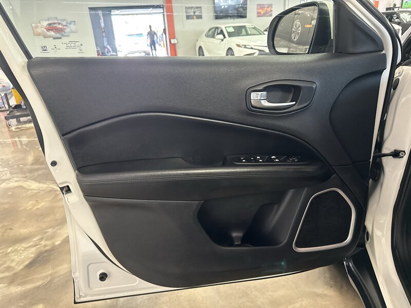 Used 2019 Jeep Compass Latitude AWD/4WD image 12